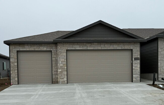 Foto del edificio - Brand new ranch townhome with 3 stall gara...