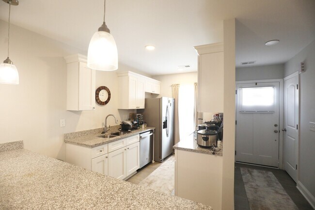 Foto del edificio - 1701 Tuxedo Junction Rd