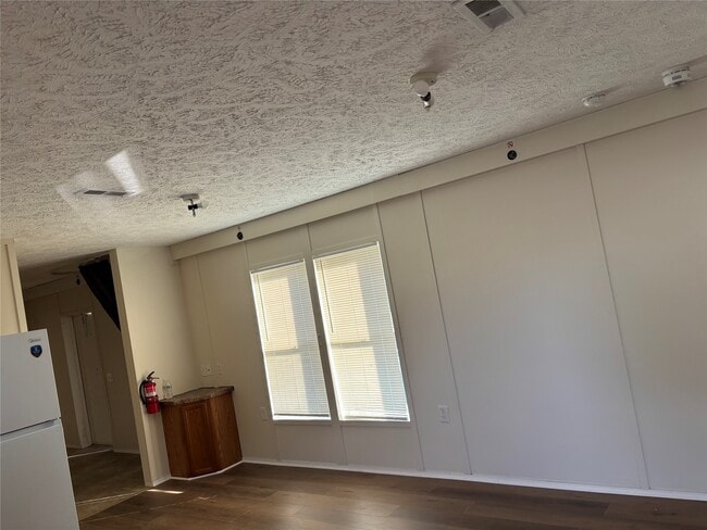 Building Photo - 608 Clear Lake Rd