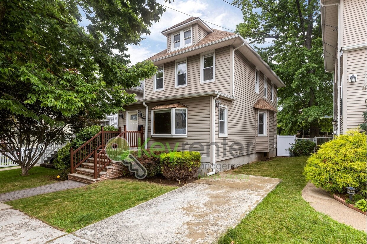 Spacious 3BR Home with Finished Attic, Fenced Yard & Easy NYC Commute – No Broker Fee - Spacious 3BR Home with Finished Attic, Fenced Yard & Easy NYC Commute – No Broker Fee