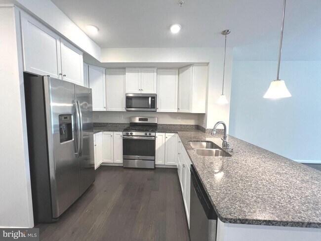 Building Photo - Beautiful end of group 3bd 2.5bth 2 level ...