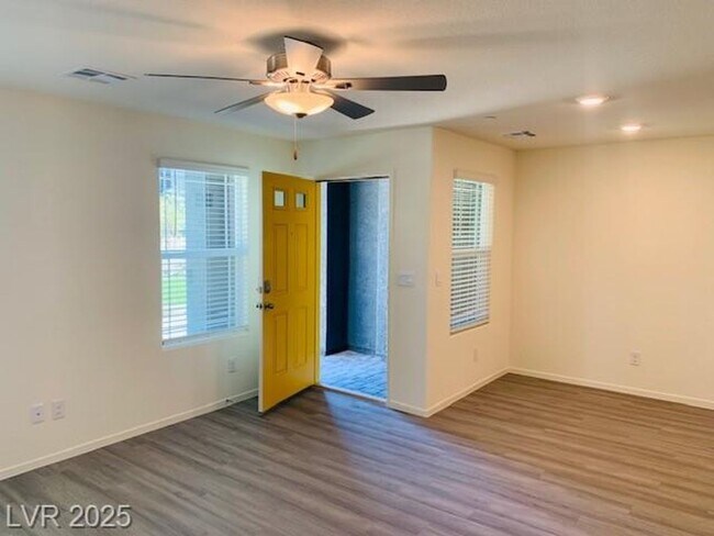 Foto del edificio - AMIGO TRAILS - BRAND NEW TOWNHOME