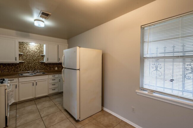 Building Photo - Available now! 3 bed 1 bathroom in Tulsa!