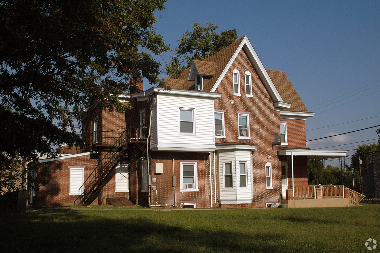 Building Photo - 304 E 9th St