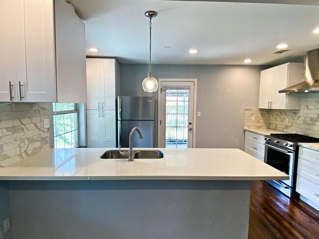 Building Photo - 511 Gale St