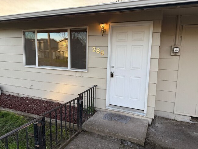 Building Photo - Updated 3 bedroom 1 bathroom house!