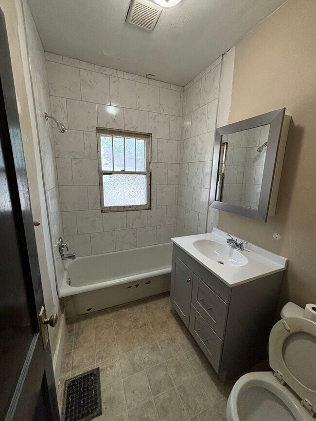 Building Photo - House for rent near downtown Urbana