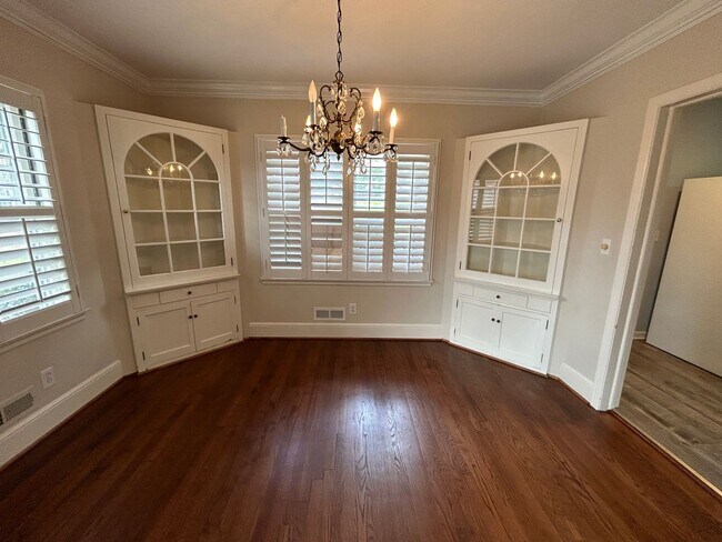Building Photo - Charming 3/2 House in College Heights- $2,250