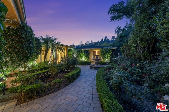 Foto del edificio - 1457 Claridge Dr