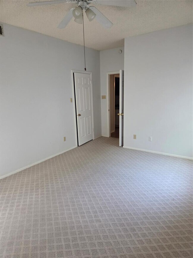 Foto del edificio - 8111 Baywood Dr