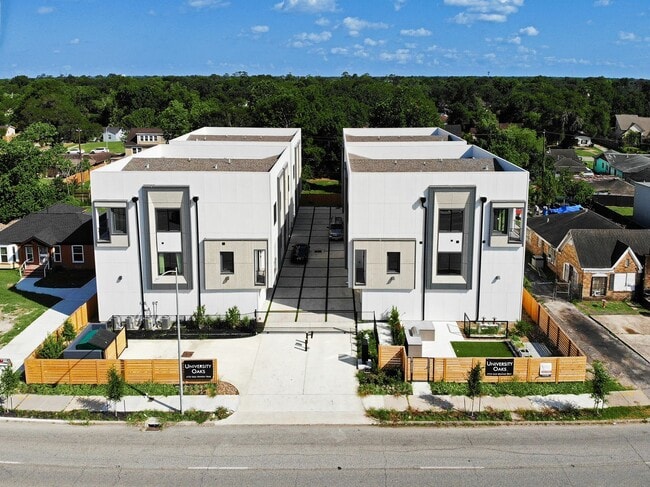 Building Photo - University Oaks – Modern Luxury Living in the Heart of Houston