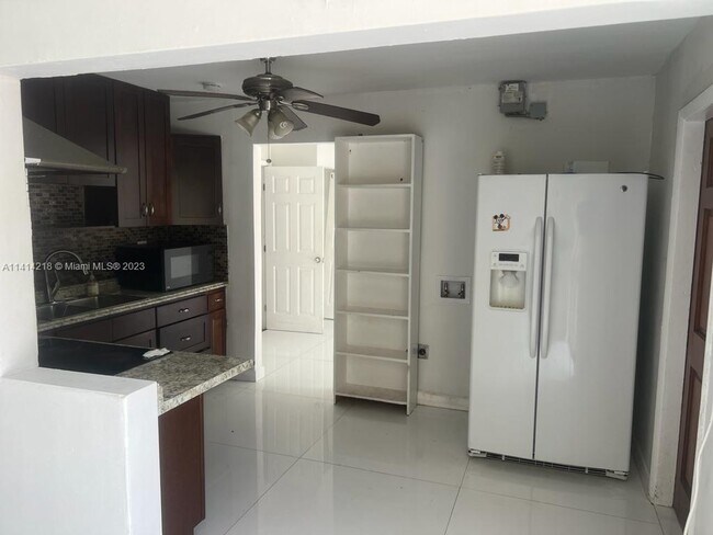 Foto del edificio - 3637 SW 14th St