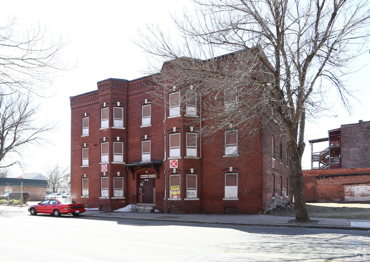 Building Photo - 28 Cabot St