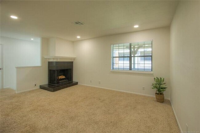 Building Photo - Beautiful 1 Bed, 1 Bath With 888 Square Fe...