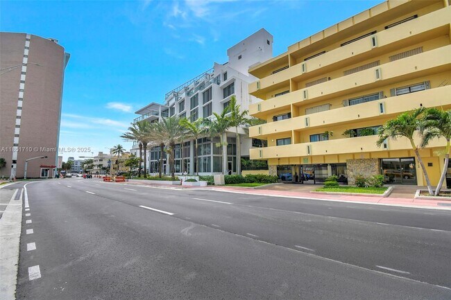 Building Photo - 2924 Collins Ave