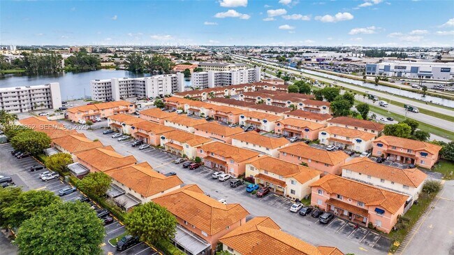 Foto del edificio - 10101 W Okeechobee Rd