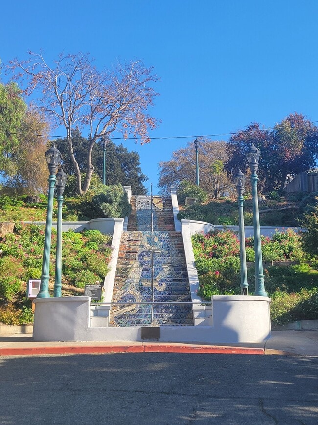 Foto del edificio - Partially updated one bedroom 1 block from...