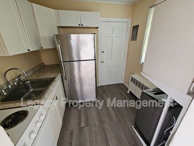Building Photo - 1400 Roslyn Dr
