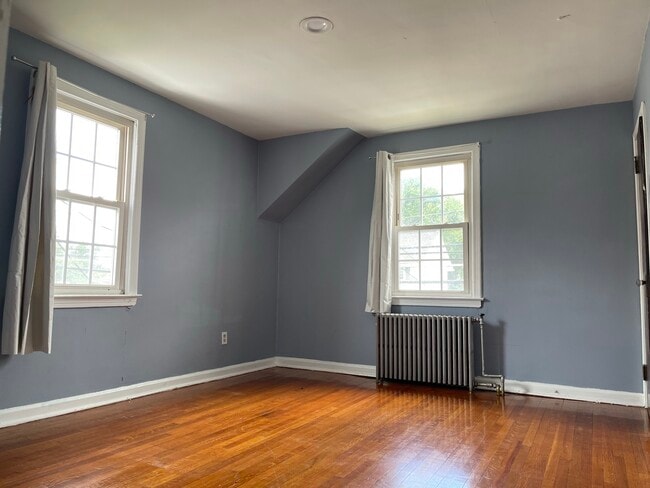 Building Photo - 450 Fern Ave