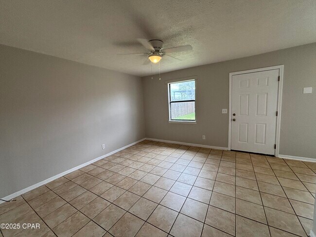 Foto del edificio - 2407 E 10th St