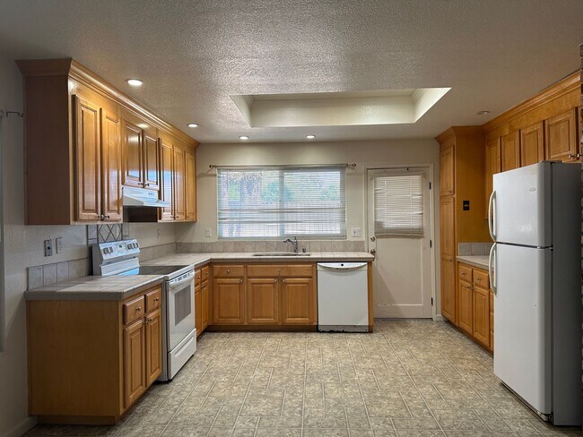 Building Photo - 4 Bedroom, central A/C and Heat