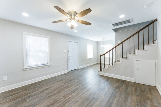 Building Photo - Cute 2 story home