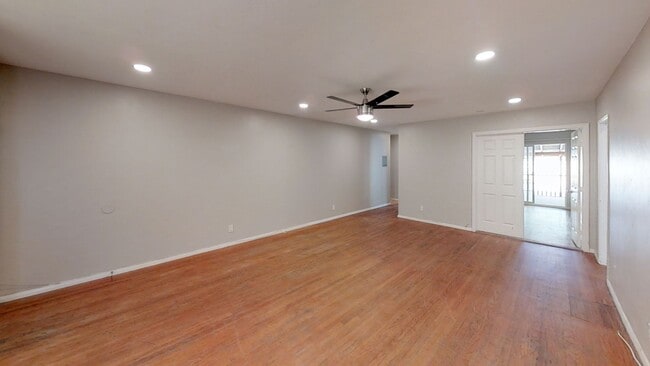 Building Photo - 5 Bed / 3 Bath on Rockford Dr (Large Rooms & Backyard) – Walk to Campus!!