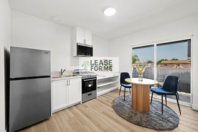 Photo - 4348 Woodlawn Ave Apartment