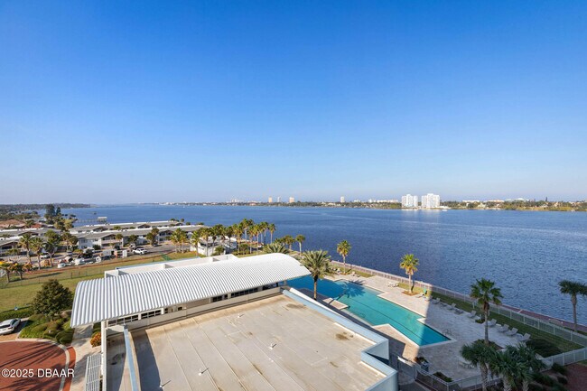 Foto del edificio - 241 Riverside Dr