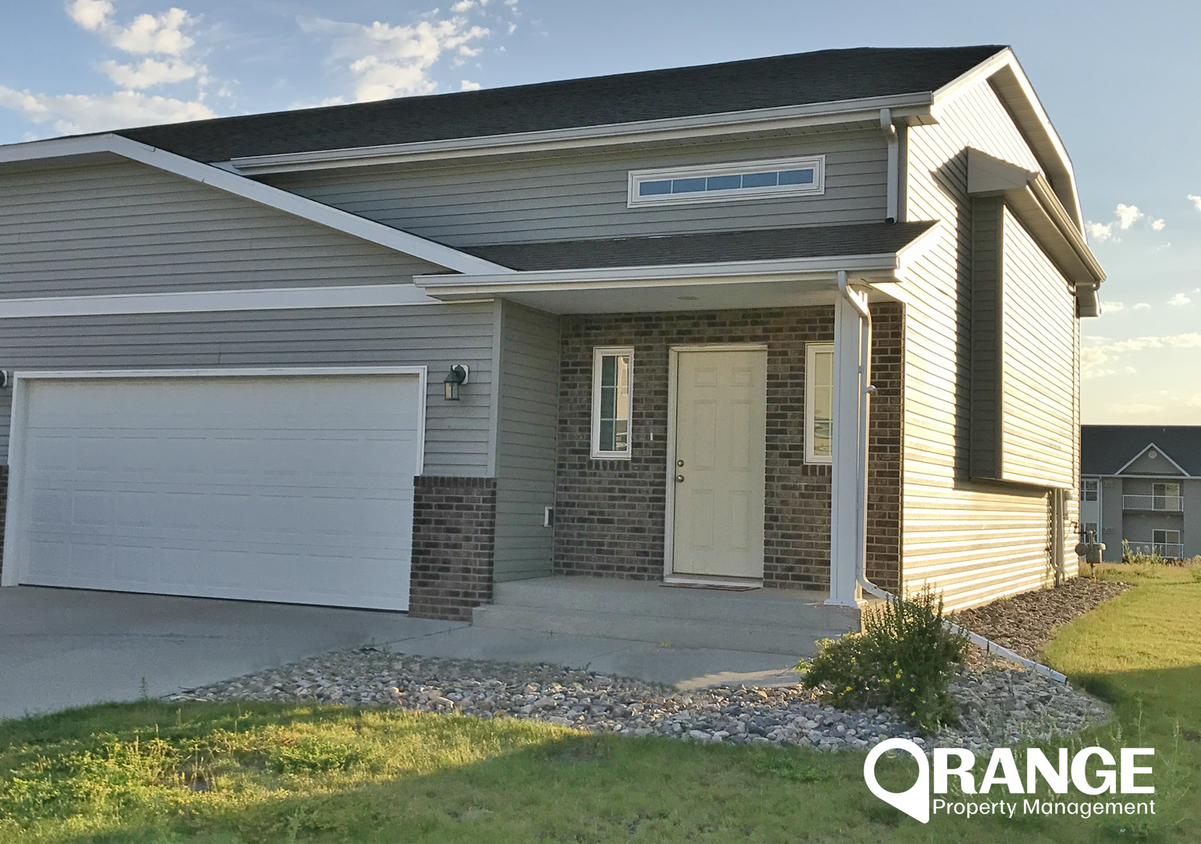 Foto principal - 3 Bedroom Townhome | Attached Double Stall Garage | Spacious