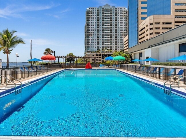 Foto del edificio - 825 Brickell Bay Dr
