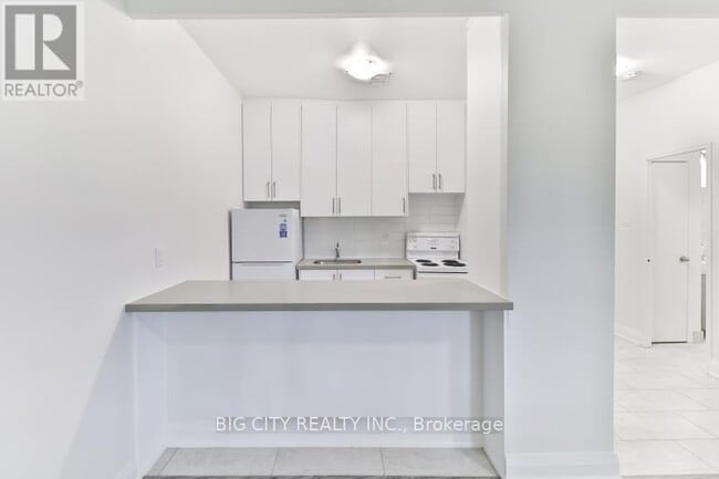 Building Photo - 31 Upper Canada Dr