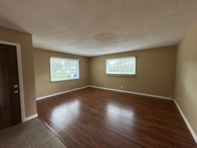 Foto del edificio - Stunning 5 bedroom tree lined cul-de-sac street in West Hills