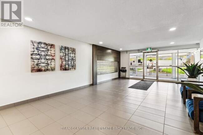 Photo du bâtiment - 1570-1570 Adelaide St N