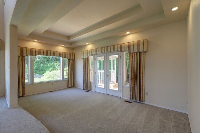 Foto del edificio - 4+ Bedroom with Great Entertaining Wrap Around Decks with VIEW of PUGET SOUND!!