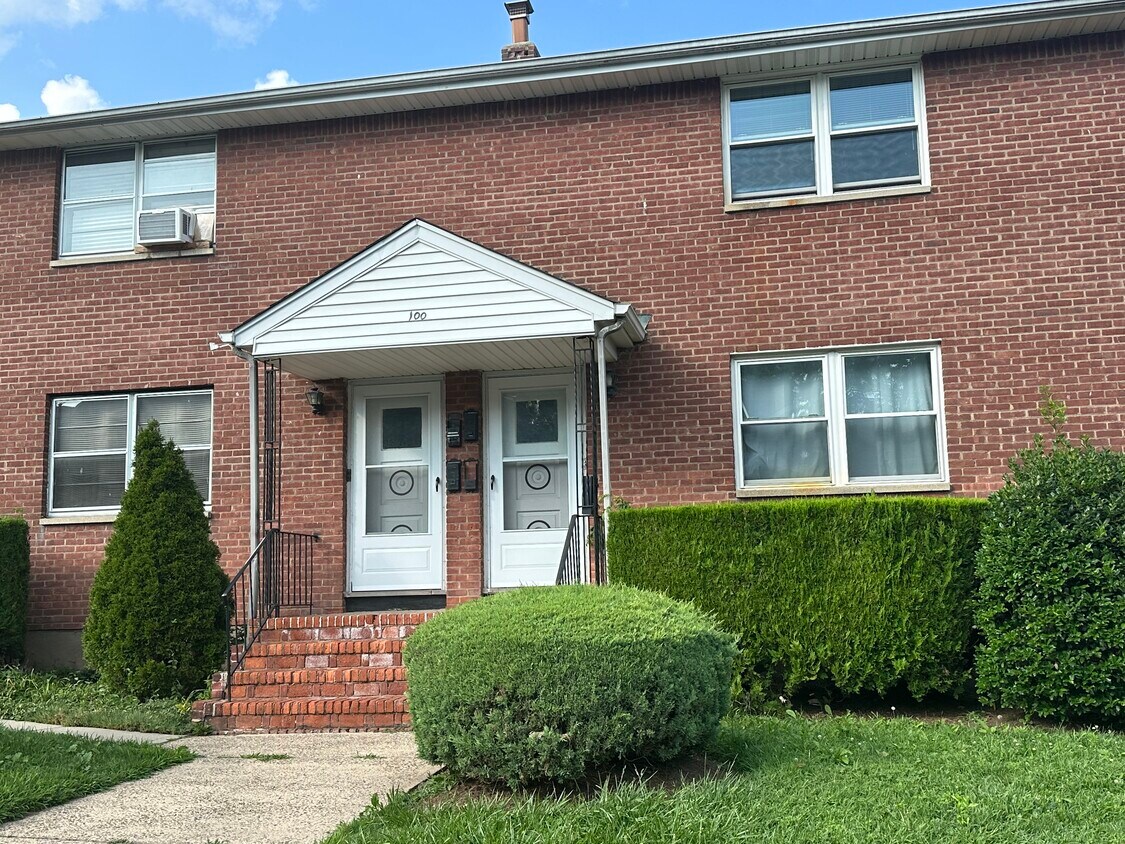 Primary Photo - 100 Clinton Pl