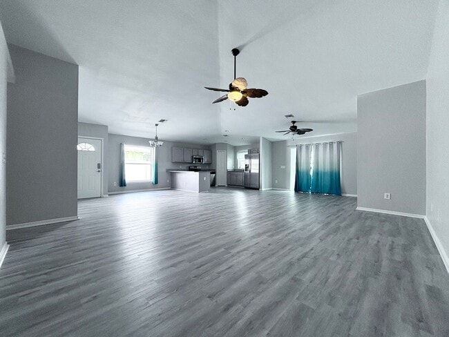 Building Photo - Spacious & Fully Remodeled 3-Bedroom Pool Home in a Prime Location!