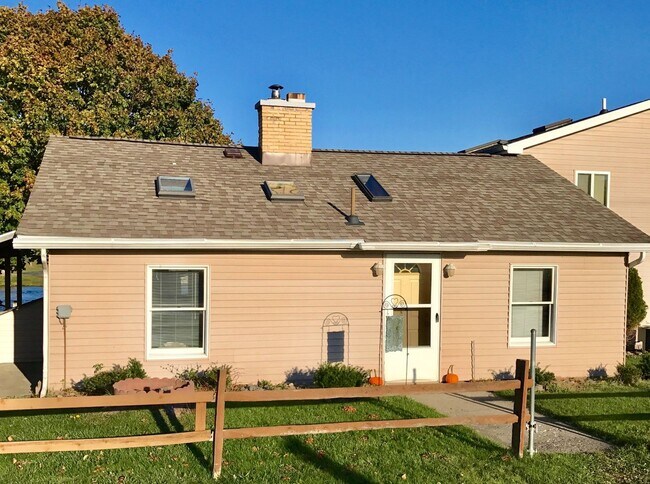 Foto del edificio - 2 Bedroom fully furnished home that includ...