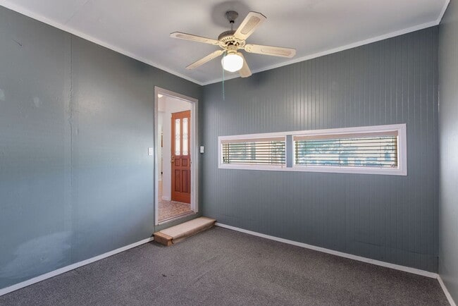 Building Photo - Charming 3 bedroom/2 bathroom Single Famil...