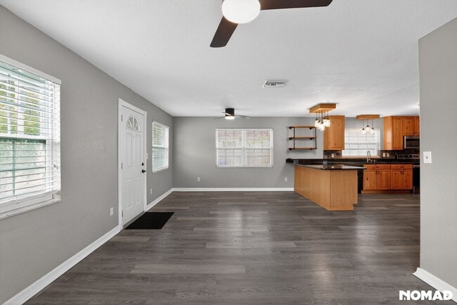 Building Photo - 516 3rd Ave NE