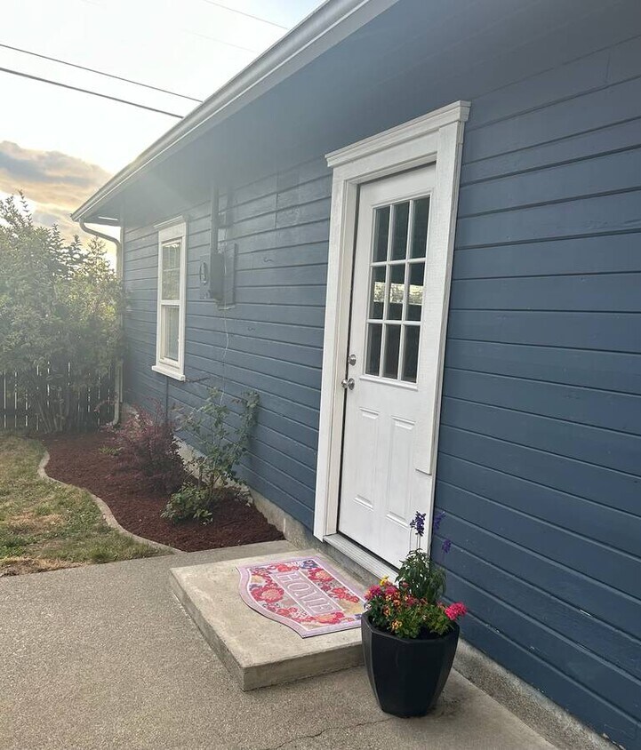 Front Door. Garden. - 2202 E Morton St