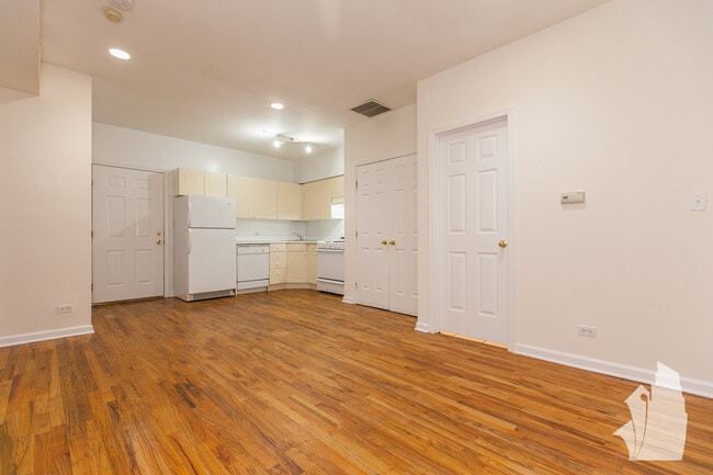 Building Photo - 916 W Dakin St