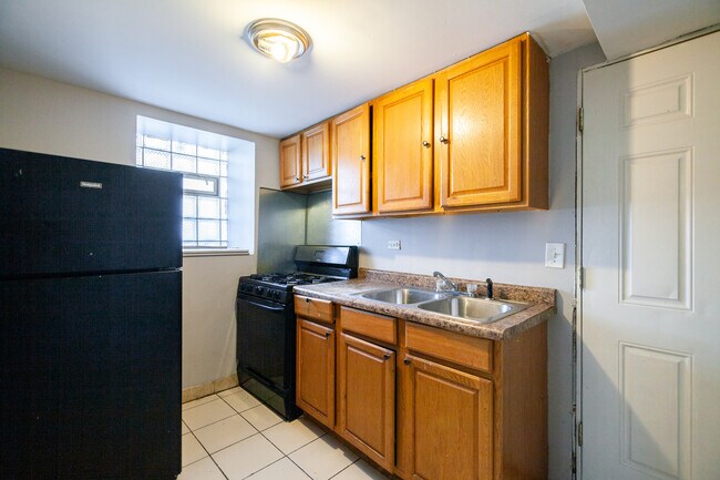 Building Photo - 857 N Harding Ave