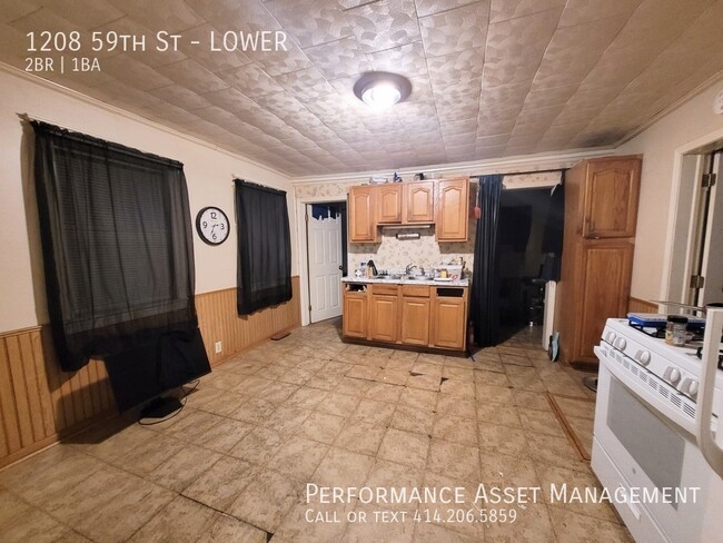 Building Photo - Charming 2-Bedroom Lower Unit Available 1/...