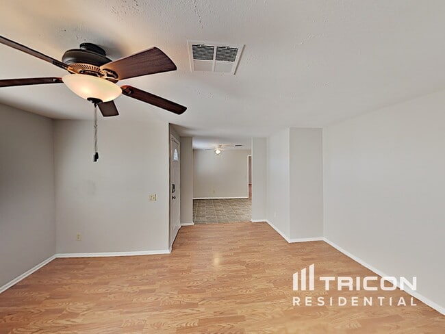 Building Photo - 2308 N Arrowhead Dr