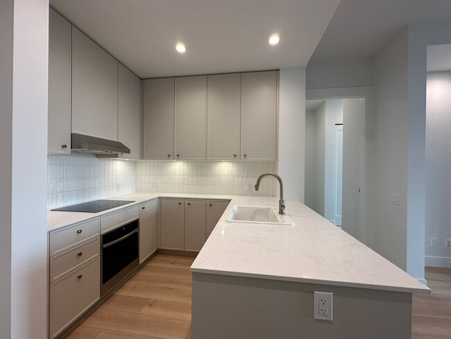 Building Photo - 708 Edgar Av