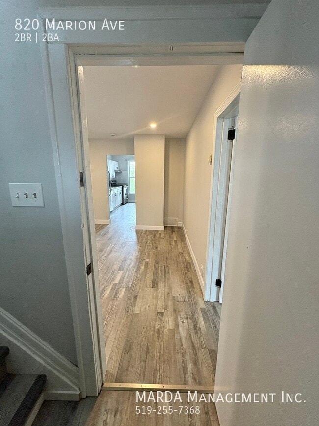 Photo du bâtiment - NEWLY RENOVATED 2 BEDROOM + DEN 1 BATH UNI...