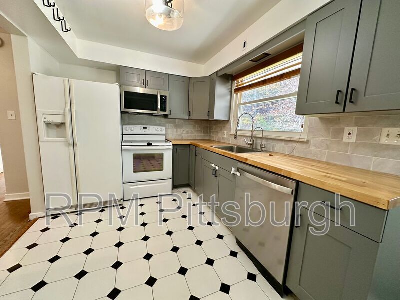 Primary Photo - 208 Bridge St