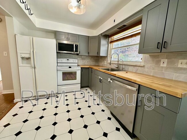 Photo - 208 Bridge St House