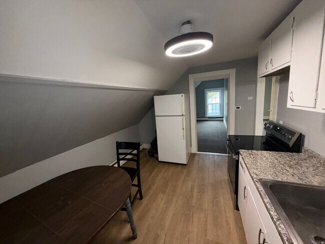 Foto del edificio - Price Drop!! 3rd Floor Amesbury 2 Bedroom+...